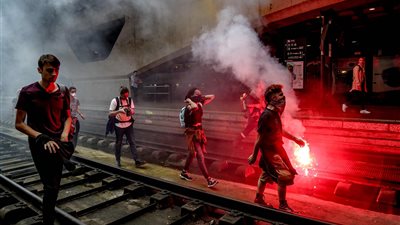 اشتباكات بين الشرطة الفرنسية ومحتجين داخل محطات السكك الحديد (صور)
