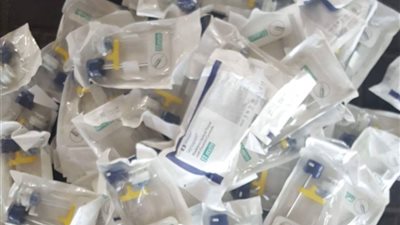 بالصور.. جمارك نويبع تحبط محاولتي تهريب كروت شحن ومستلزمات طبية