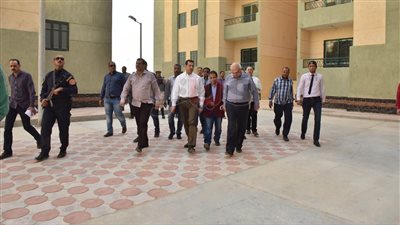 تشغيل 15 ميكروباصا بأسيوط الجديدة ورصف الطريق المزدوج