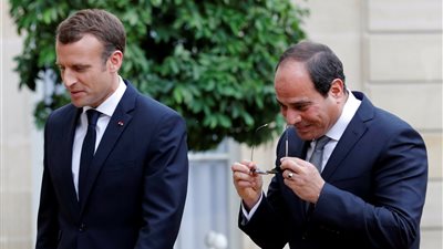 السيسي يبحث تعزيز التعاون الاقتصادي مع رئيس وزراء فرنسا