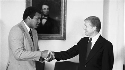 علاقة محمد علي كلاي بالرؤساء في ذكرى وفاته.. أرسله «كارتر» إلى أفريقيا.. يصنع قرنين لـ«كلينتون».. «صدام حسين» لم يرفض له طلب.. ويحرج «بوش» أمام العالم