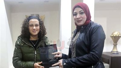 دينا الرفاعي تهدي درع الجبلاية للمحترفة المصرية في تركيا (صور)