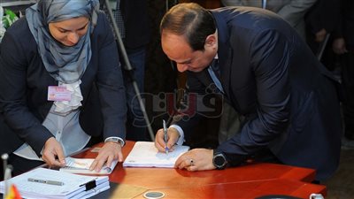 السيسي أول ناخب يدلي بصوته في الانتخابات الرئاسية (فيديو)