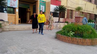 كبار السن أول الحضور أمام لجان شبرا الانتخابية