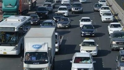 توقف الحركة المرورية أعلى الطريق الدائري بسبب تصادم 3 سيارات