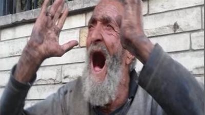 عجوز مشرد بشارع القصر العيني يرفض الاستجابة لفريق التدخل السريع