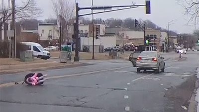 لحظة سقوط طفلة وسط الطريق من سيارة والدتها (فيديو وصور)