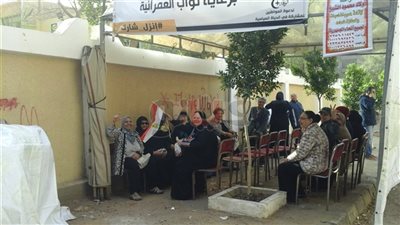 6 مشاهد في الساعة الأولى للانتخابات الرئاسية.. السيسي أول الناخبين.. حرم الرئيس وأبناؤه يدلون بأصواتهم في لجنة الشهيد أبوعميرة.. السيدات يحتشدن أمام لجان الهرم.. ورقص على نغمات «قالوا إيه» ب