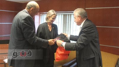 بالصور.. «شال بدوي» هدية محافظ جنوب سيناء لسفيرة الدنمارك