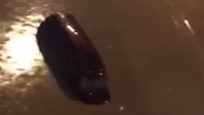 بالفيديو.. مواطنون كويتيون يسبحون في الشوارع بسبب السيول