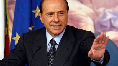 بيرلسكونى يتهم ميركل بفرض 