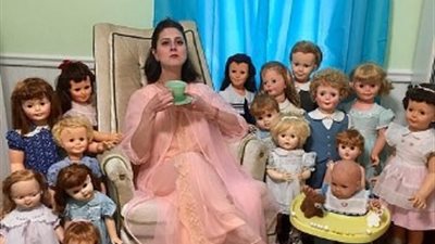 زوجان يلجآن للدمى بعد كثرة السؤال عن «أمتى هتخلفوا؟»(صور)