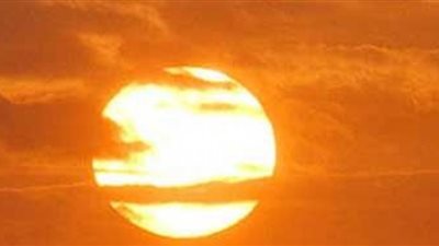 نشطاء «تويتر» يسخرون من موجة الحر الشديدة.. سعد: «الشمس هتسودني»..يوسف: «ميصحش كده».. نها: «والله هنسيح السنة دي».. أحمد: «المفروض يسلموا مزيل عرق مع التمو