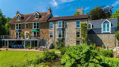 منزل يطل على كنيسة تاريخية للبيع بمليون و800 جنيه إسترليني (صور)