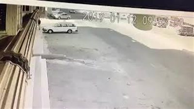 لحظة سرقة لص سيارة في أقل من 20 ثانية بالسعودية (فيديو)
