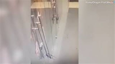 لص غبي يخاطر بحياته لسرقة أشياء بلا قيمة (فيديو)