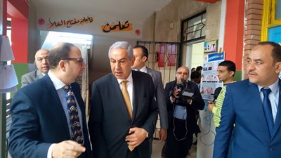 وزير الصناعة يدلي بصوته في الانتخابات بالتجمع الخامس (فيديو)