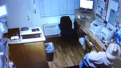 رجل ينجو من الموت بأعجوبة لحظة اقتحام سيارة مكتبه (فيديو)