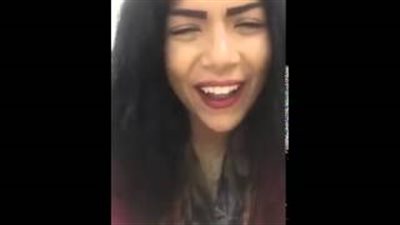 فتاة فيس بوك تقلد 