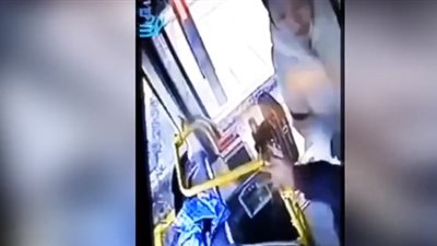 امرأة غاضبة تنتقم من سائق حافلة بسكب مياه مغلية على يده (فيديو)