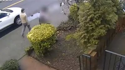 مجهول يعتدي على مراهقة بالضرب (فيديو)