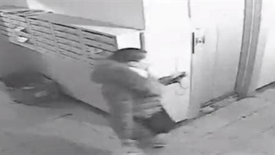 لحظة هروب امرأة من رجل اعتدى عليها بالضرب داخل «أسانسير» (فيديو)