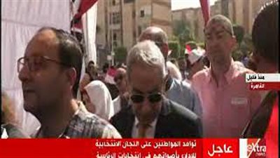 وزير الصناعة يصطف في الطابور للإدلاء بصوته الانتخابي (فيديو)