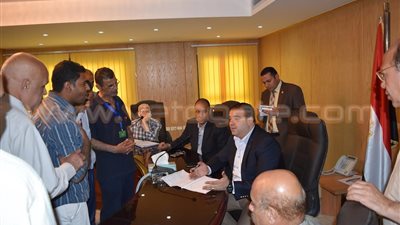 بالصور..محافظ الفيوم يكلف بسرعة علاج «أطفال بلا مأوى»