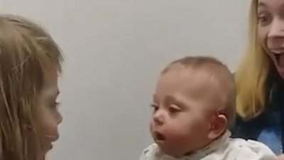 رد فعل رضيعة تسمع صوت شقيقتها لأول مرة (فيديو)