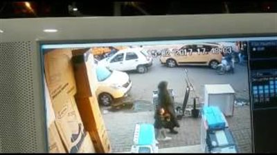 بالفيديو.. لحظة سرق لص لامرأة مسنة في وضح النهار أمام المارة