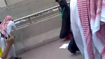 بالفيديو.. مشاجرة عنيفة بين نساء ورجال في أحد شوارع السعودية