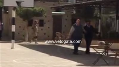 أمين شرطة يساعد مسنا للإدلاء بصوته في لجنة يسري أبوعميرة (فيديو)