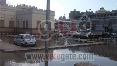 بالصور.. شوارع المنصورة تغرق فى مياه الأمطار