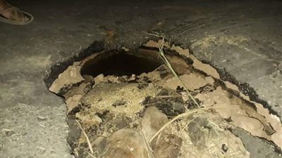 هبوط أرض مفاجئ يتسبب في تحويلات مرورية جنوب الأقصر (صور)