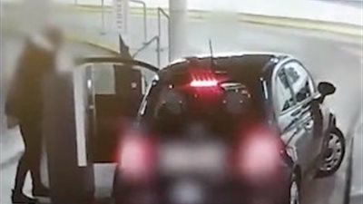 امرأة تتعرض لضربة قوية في رأسها (فيديو)