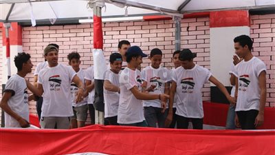 شباب يرقصون على أنغام «مساء الخير» أمام لجنة بجاردن سيتي (فيديو)