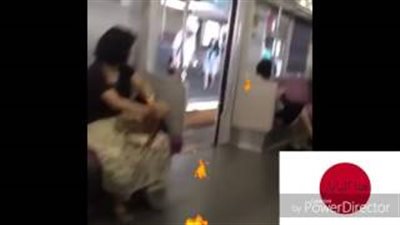 بالفيديو.. «النوم» يضع رجلا في موقف محرج بالمترو