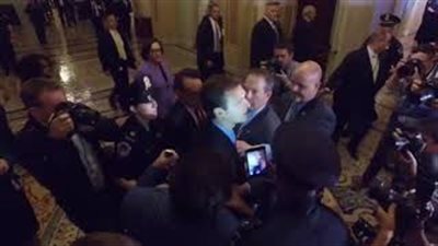 بالفيديو.. إلقاء علم روسيا على ترامب داخل الكونجرس