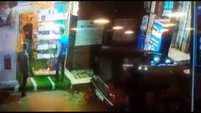 بالفيديو.. لحظة سرقة هاتف «آيفون» من محل في الغربية