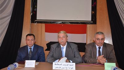 محافظ الإسماعيلية يلتقي العاملين بمشروع تعداد السكان