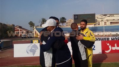 بالصور..محمد سلام يعاتب شريف إكرامي بملعب الإسكندرية