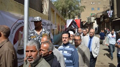 «طابور» موظفي الأزهر أمام اللجان في الجمالية (صور)