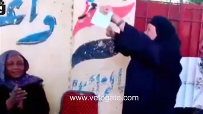 عجوز سبعينية تدعو للسيسي وترقص على تسلم الأيادي بشبرا (فيديو)