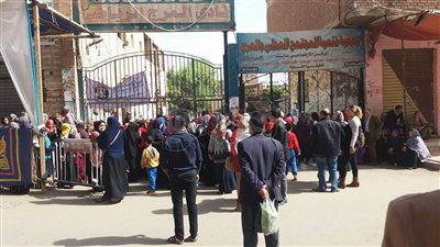 تجمع السيدات أمام لجنة نادي المرج للتصويت في الانتخابات (صور)