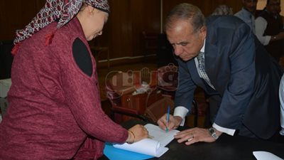 وزير التنمية المحلية يدلي بصوته في لجنة كلية البنات بمصر الجديدة