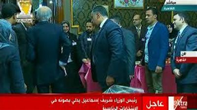 لحظة إدلاء رئيس الوزراء بصوته في الانتخابات (فيديو)