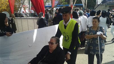 الأمن يساعد «مسنة» للإدلاء بصوتها في روض الفرج (صور)