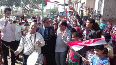 طبل ومزمار أمام لجان الانتخاب بالبحيرة (صور)