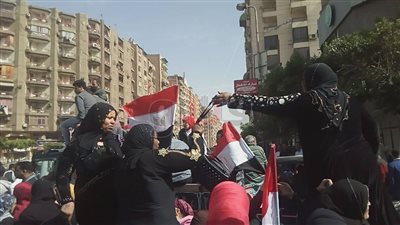 مسيرة للسيدات بأعلام مصر أمام لجان حدائق القبة (صور)