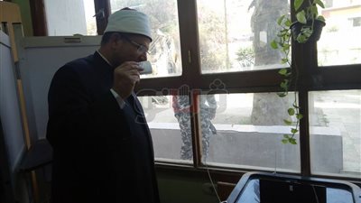 وزير الأوقاف يدلي بصوته في لجنة الشهيد محمد جمال (صور)
